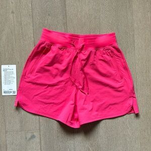 EUC license to train high rise short 4" lip gloss size 4 lululemon